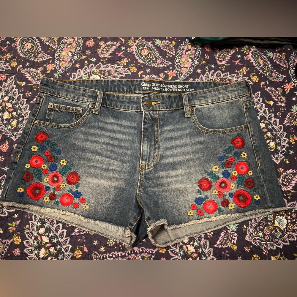 GAP Blue Denim Sexy Boyfriend Shorts with Red and Blue Floral Embroidery 16 - Picture 2 of 7